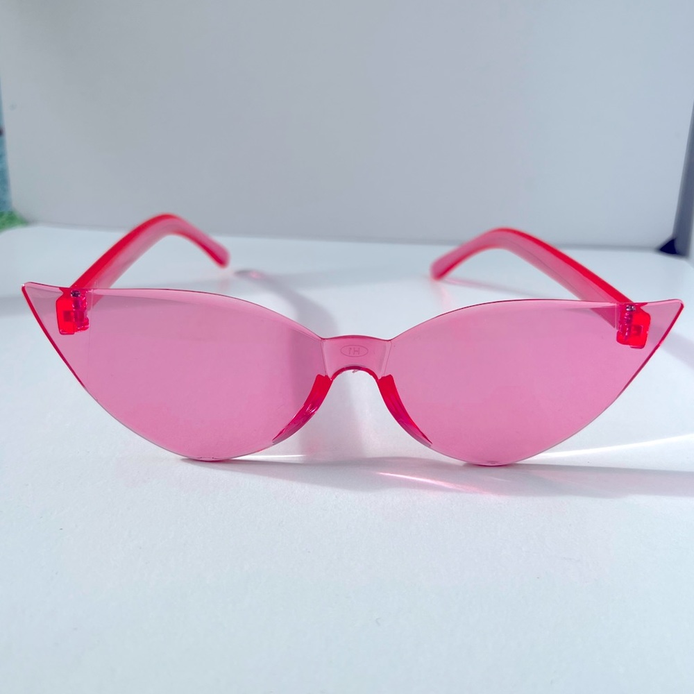 Hot Pink Cat Eye Sunglasses Barbie, Y2K, Retro, Vintage 90s’ Fashion NWT